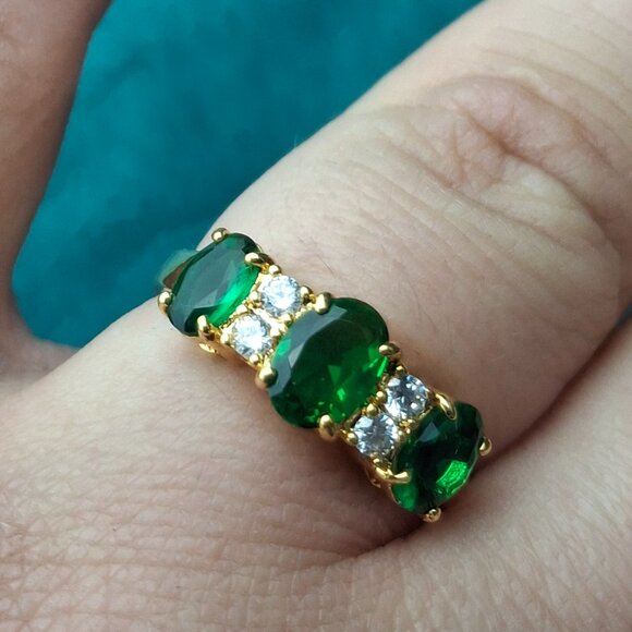 2/25$ Vintage Seta ring gold tone with green and white stones sz 8 - Picture 2 of 4